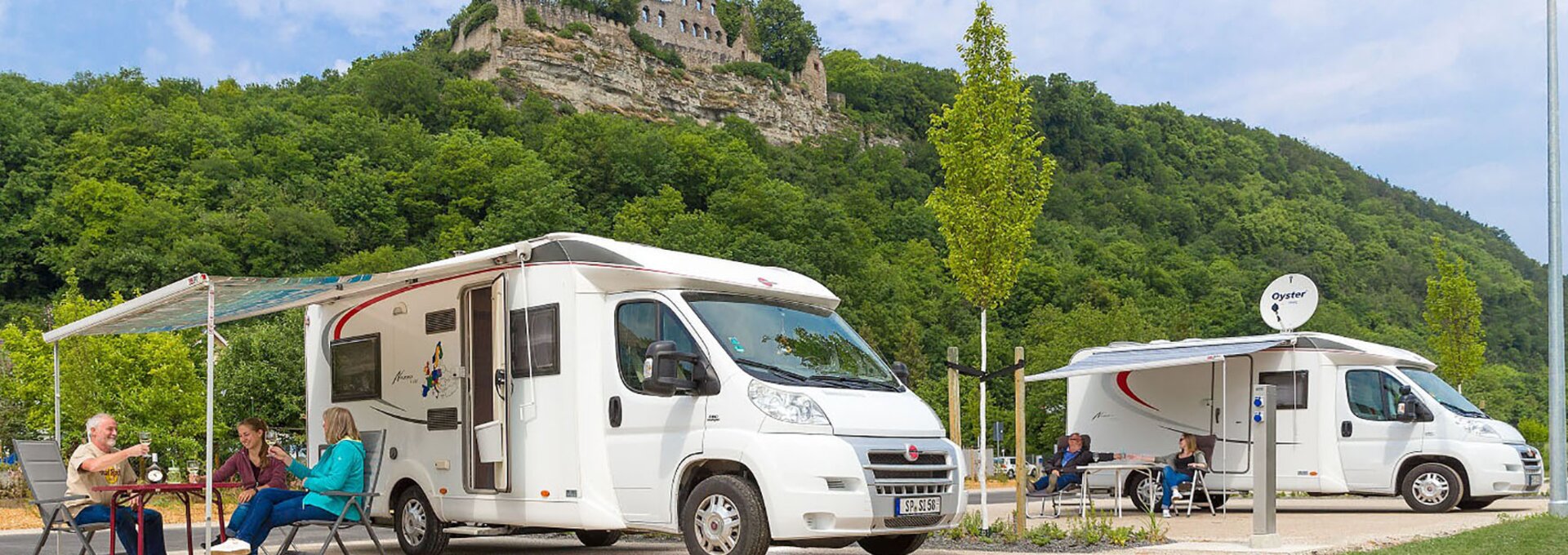 © Idyllischer als in Karlstadt kann ein Wohnmobilstellplatz kaum liegen. Im Hintergrund ist die Ruine der Karlsburg zu sehen. Foto: djd/Stadt Karlstadt/Jürgen Müller