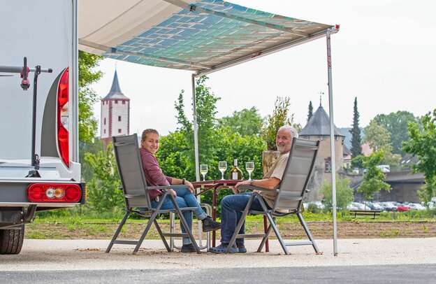 © Ein attraktiver Stellplatz für Wohnmobilisten befindet sich in Karlstadt am Main, und zwar auf der gegenüberliegenden Seite des Flusses im Ortsteil Mühlbach. Foto: djd/Stadt Karlstadt/Jürgen Müller