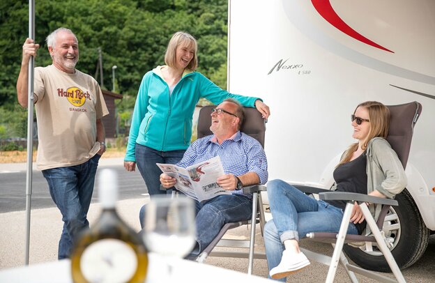 © Wohnmobilisten schätzen vor allem die Unabhängigkeit, die Flexibilität und die Selbstbestimmtheit des Reisens. Foto: djd/Stadt Karlstadt/Jürgen Müller