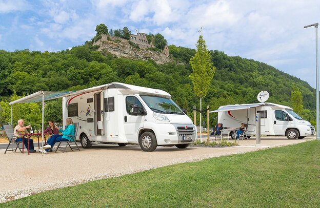 © Idyllischer als in Karlstadt kann ein Wohnmobilstellplatz kaum liegen. Im Hintergrund ist die Ruine der Karlsburg zu sehen. Foto: djd/Stadt Karlstadt/Jürgen Müller