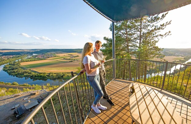 © Der Aussichtspunkt terroir f befindet sich in der Steillage des Stettener Steins 130 Meter über dem Maintal. Foto: djd/Stadt Karlstadt/Jürgen Müller