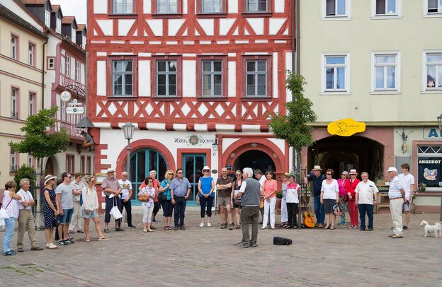 © Lebendige Geschichte auf Schritt und Tritt: Impressionen vom Marktplatz in Karlstadt am Main. Foto: djd/Stadt Karlstadt/Foto-Studio Müller