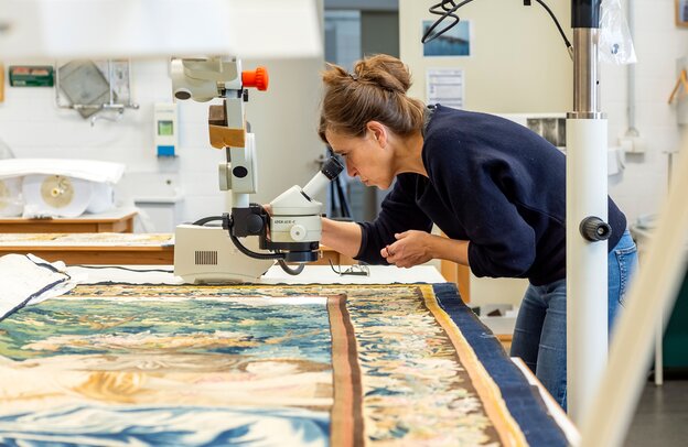 In der Textilwerkstatt der Museumslandschaft Hessen Kassel wurde die Perltapete aus Seidengewebe und Glasperlen originalgetreu restauriert.  In der Textilwerkstatt der Museumslandschaft Hessen Kassel wurde die Perltapete aus Seidengewebe und Glasperlen originalgetreu restauriert. | © Foto: djd/Museumslandschaft Hessen Kassel/Bernd Schoelzchen