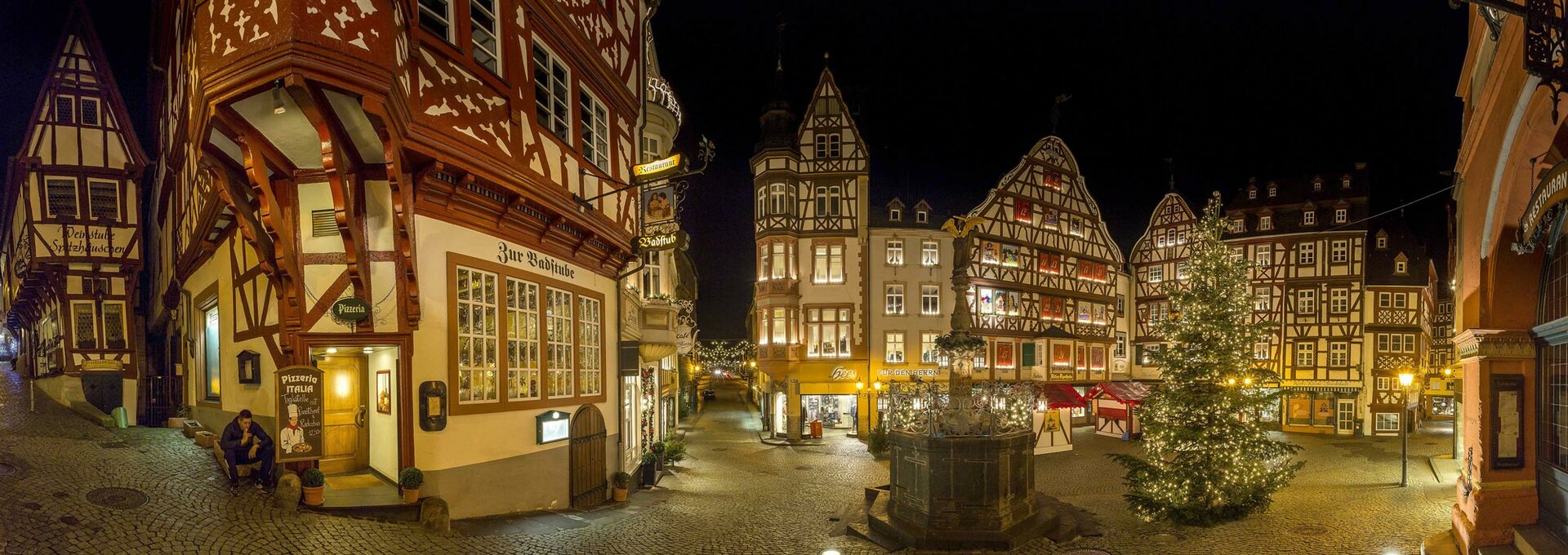 Im Winter verströmt die Altstadt von Bernkastel-Kues mit ihren pittoresken Fachwerkhäusern einen besonderen Zauber. Im Winter verströmt die Altstadt von Bernkastel-Kues mit ihren pittoresken Fachwerkhäusern einen besonderen Zauber. | © Foto: djd/Ferienland Bernkastel-Kues/Erich Zimmermann Im Winter verströmt die Altstadt von Bernkastel-Kues mit ihren pittoresken Fachwerkhäusern einen besonderen Zauber. Im Winter verströmt die Altstadt von Bernkastel-Kues mit ihren pittoresken Fachwerkhäusern einen besonderen Zauber. | © Foto: djd/Ferienland Bernkastel-Kues/Erich Zimmermann