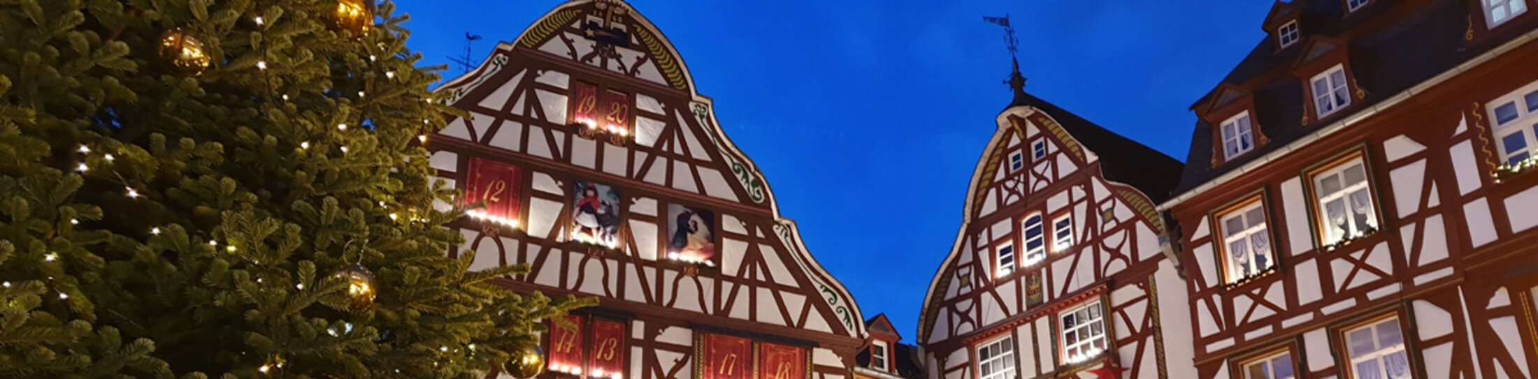 Der größte Adventskalender der Moselregion: Jeden Abend vom 1. bis zum 24. Dezember öffnet sich an der Apotheke am Marktplatz ein Fenster mit einer kleinen weihnachtlichen Darbietung. Der größte Adventskalender der Moselregion: Jeden Abend vom 1. bis zum 24. Dezember öffnet sich an der Apotheke am Marktplatz ein Fenster mit einer kleinen weihnachtlichen Darbietung. | © Foto: djd/Ferienland Bernkastel-Kues Der größte Adventskalender der Moselregion: Jeden Abend vom 1. bis zum 24. Dezember öffnet sich an der Apotheke am Marktplatz ein Fenster mit einer kleinen weihnachtlichen Darbietung. Der größte Adventskalender der Moselregion: Jeden Abend vom 1. bis zum 24. Dezember öffnet sich an der Apotheke am Marktplatz ein Fenster mit einer kleinen weihnachtlichen Darbietung. | © Foto: djd/Ferienland Bernkastel-Kues