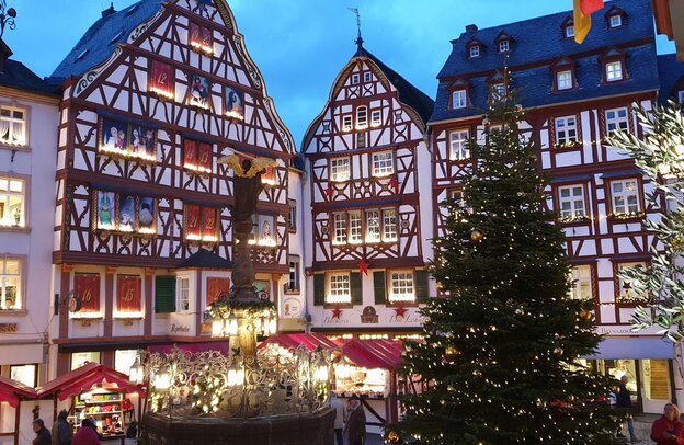 Der Weihnachtsmarkt in Bernkastel-Kues lockt mit einem besonderen Charme.  Der Weihnachtsmarkt in Bernkastel-Kues lockt mit einem besonderen Charme. | © Foto: djd/Ferienland Bernkastel-Kues