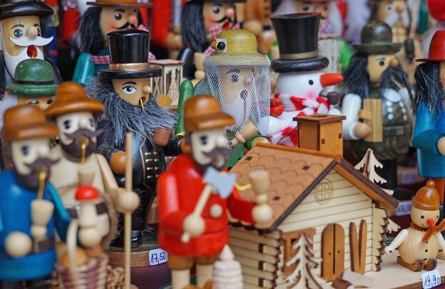 Von traditionellem Kunsthandwerk über Schmuck oder Kerzen bis hin zu nostalgischem Krimskrams ist bei den Weihnachtsständen alles zu finden. | © Foto: djd/Ferienland Bernkastel-Kues
