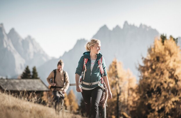 © Wanderer genießen in den Südtiroler Bergen jetzt die herbstlichen Farben und die frische Luft. Foto: djd/IDM Südtirol/Manuel Kottersteger