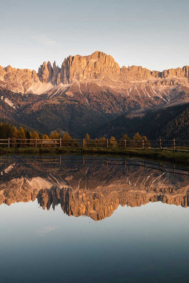 © Die tiefer stehende Sonne zeichnet die schroffen Berggipfel in einem warmen Licht. Foto: djd/IDM Südtirol/Alex Moling