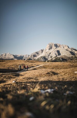 © Im Herbst kann man die weite Landschaft und den Anblick der "Bleichen Berge" ungestört genießen. Foto: djd/IDM Südtirol/Manuel Kottersteger