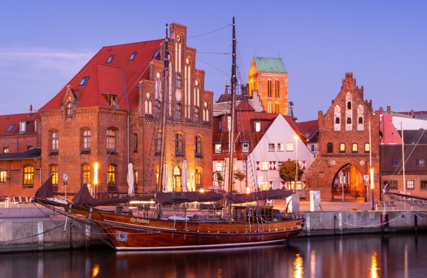 Abendstimmung im Alten Hafen der Hansestadt Wismar.  Abendstimmung im Alten Hafen der Hansestadt Wismar. | © Foto: djd/TZ Wismar/Christoph Meyer