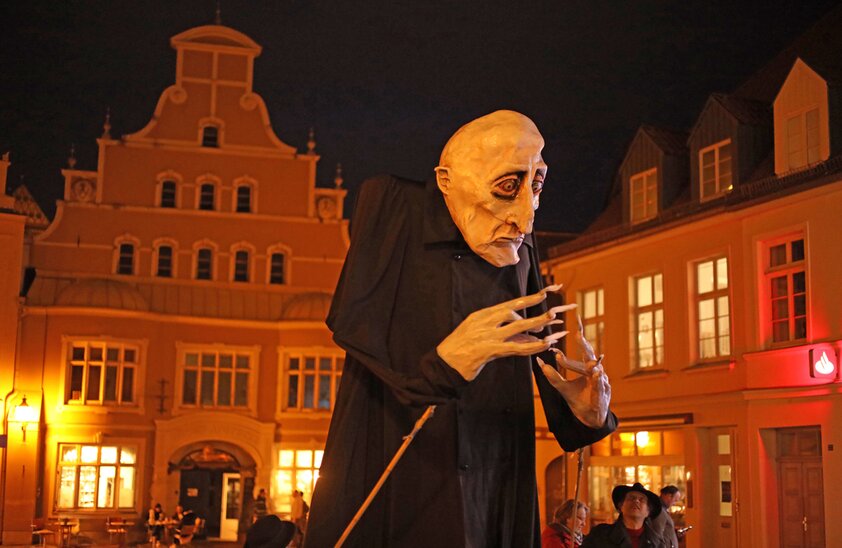 Nosferatu treibt auch heute noch gelegentlich sein Unwesen in der Altstadt von Wismar. Der legendäre Film wurde vor gut 100 Jahren in der Hansestadt gedreht.  Nosferatu treibt auch heute noch gelegentlich sein Unwesen in der Altstadt von Wismar. Der legendäre Film wurde vor gut 100 Jahren in der Hansestadt gedreht. | © Foto: djd/Nosferatour/Lukas Ditzel