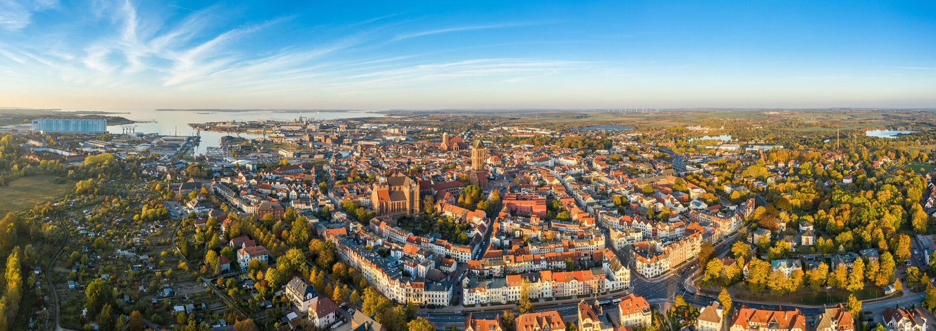 Blick auf die Altstadt von Wismar, sie wurde 2002 von der Unesco zum Welterbe erklärt. | © Foto: djd/TZ Wismar/Maignpix Blick auf die Altstadt von Wismar, sie wurde 2002 von der Unesco zum Welterbe erklärt. | © Foto: djd/TZ Wismar/Maignpix