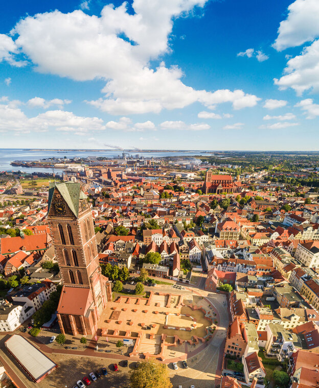 Die Unesco erklärte die Altstadt von Wismar im Jahr 2002 zum Welterbe. Im Vordergrund die St.-Marien-Kirche.  Die Unesco erklärte die Altstadt von Wismar im Jahr 2002 zum Welterbe. Im Vordergrund die St.-Marien-Kirche. | © Foto: djd/TZ Wismar/Christoph Meyer